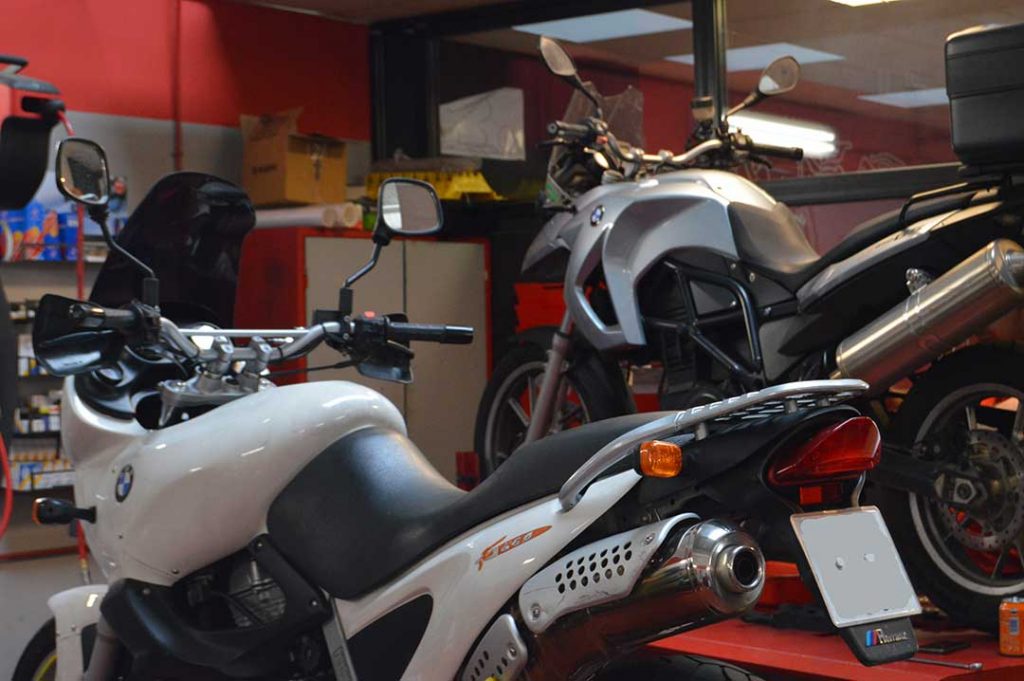 Especialistas en mantener y reparar motos BMW - Motos Hombrados